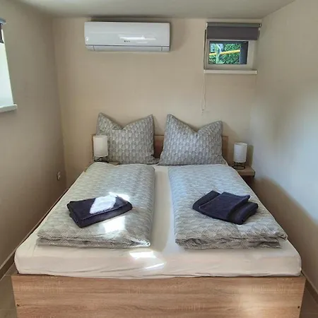 Gazde/Camere de închiriat Maycherry